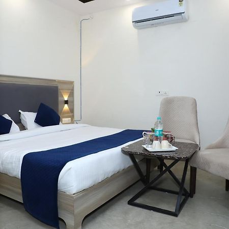 Lyf Corporate Suites - Noida Sector 19 Екстериор снимка